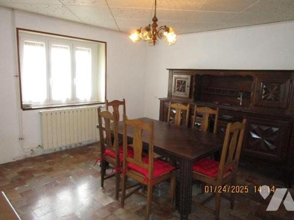 Maison d'habitation composée de : 
- Au rez-de-chaussée : entrée, cuisine, salle à manger, 1 s...