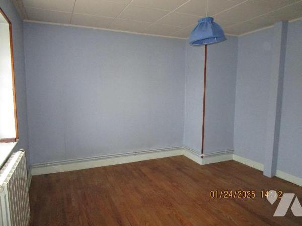 Maison d'habitation composée de : 
- Au rez-de-chaussée : entrée, cuisine, salle à manger, 1 s...