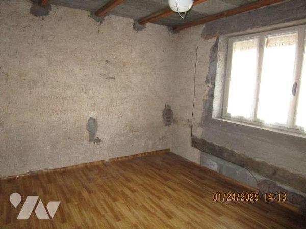 Maison d'habitation composée de : 
- Au rez-de-chaussée : entrée, cuisine, salle à manger, 1 s...