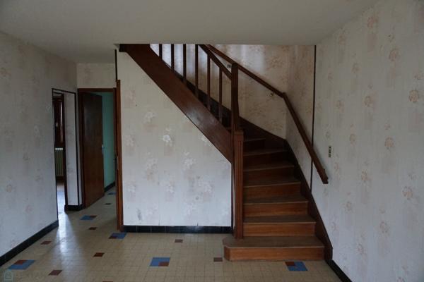 Maison traditionnelle située dans un quartier résidentiel calme .