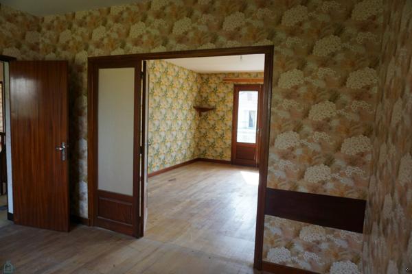 Maison traditionnelle située dans un quartier résidentiel calme .