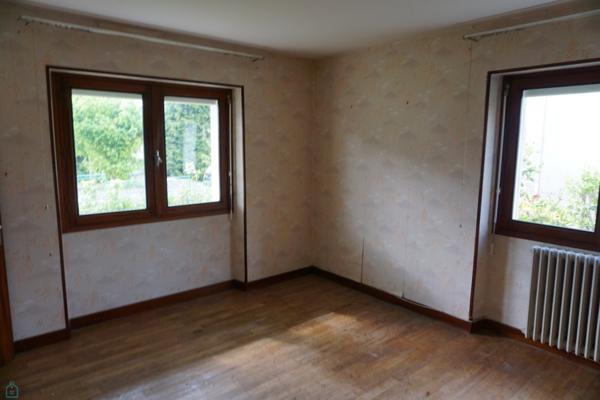 Maison traditionnelle située dans un quartier résidentiel calme .