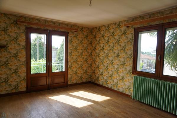 Maison traditionnelle située dans un quartier résidentiel calme .