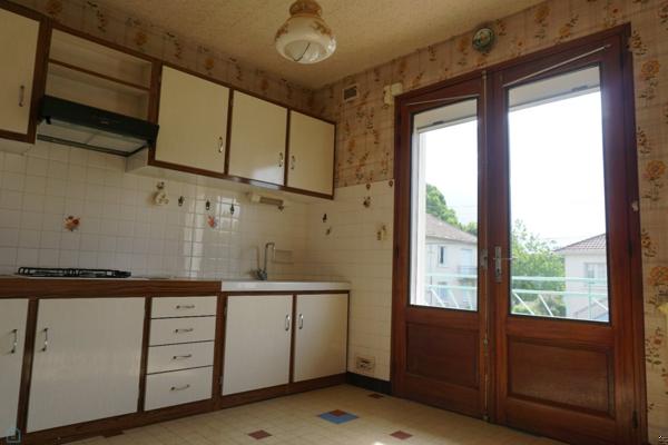 Maison traditionnelle située dans un quartier résidentiel calme .