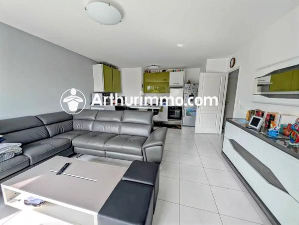 Vente                                                      Appartement
                        
                     3 pièces                      60 m2                     à Savigny-le-Temple