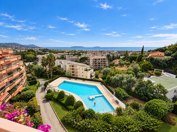 MANDELIEU-LA-NAPOULE - DERNIER ÉTAGE - VUE MER PANORAMIQUE - TERRASSE PLEIN SUD - PISCINE - GARAGE
