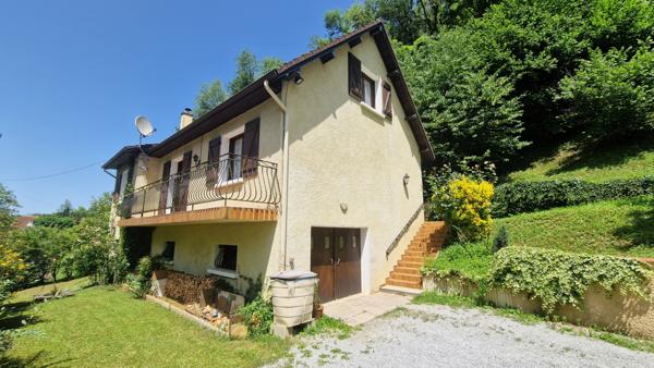 Saint-Faust (64110) Belle maison traditionnelle sans vis à vis dans un écrin de verdure.