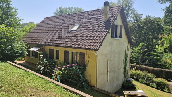 Saint-Faust (64110) Belle maison traditionnelle sans vis à vis dans un écrin de verdure.