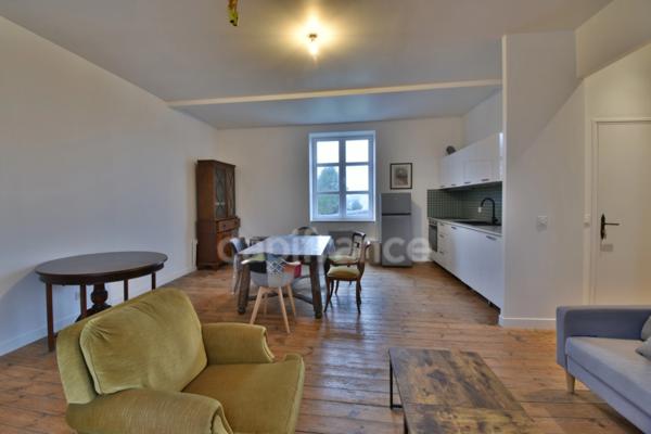 Appartement, 3 chambres, rénové à louer au bourg de Ploëzal
