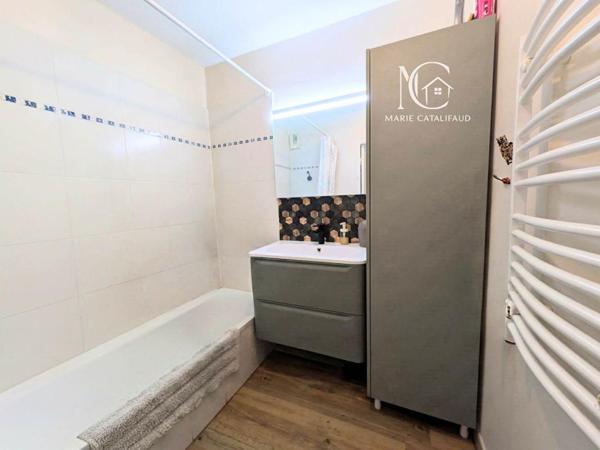 Appartement 3P environ 66m²  avec grande terrasse et parking en sous-sol - Commodités à pied