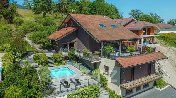 VILLA CONTEMPORAINE AVEC VUE PANORAMIQUE SUR LE LAC D’ANNECY - 4 SUITES - T2 - PISCINE - GARAGE