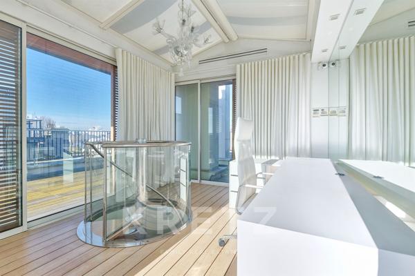 Appartement en dernier étage avec rooftop de 200m2 et vue sur Tour Eiffel