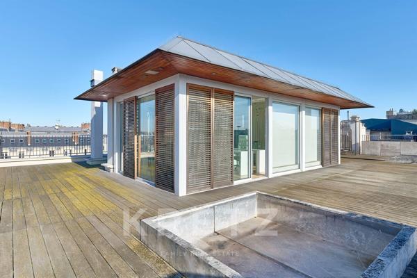 Appartement en dernier étage avec rooftop de 200m2 et vue sur Tour Eiffel