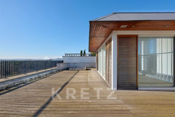 Appartement en dernier étage avec rooftop de 200m2 et vue sur Tour Eiffel