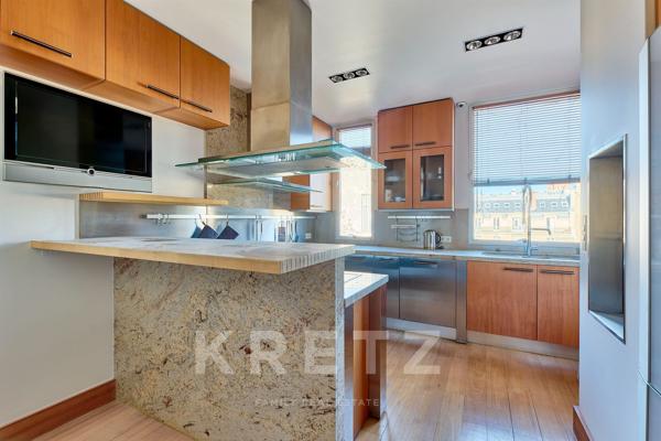Appartement en dernier étage avec rooftop de 200m2 et vue sur Tour Eiffel