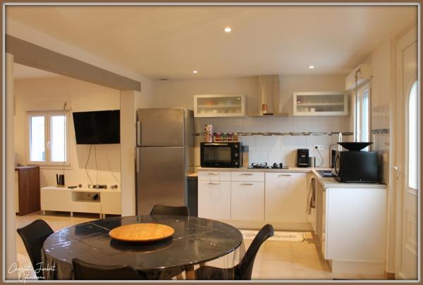 Grande maison divisée en 3 appartements