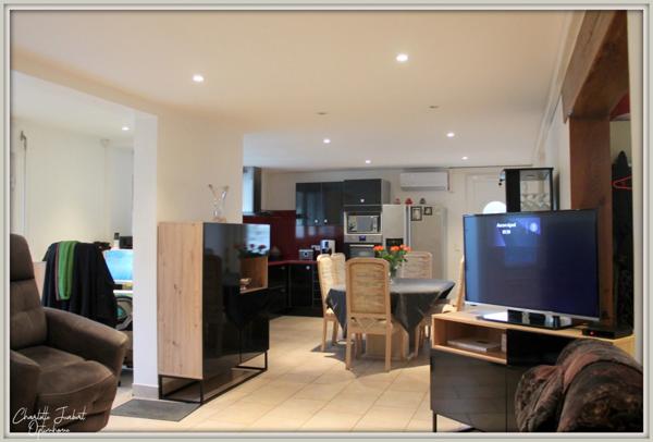 Grande maison divisée en 3 appartements