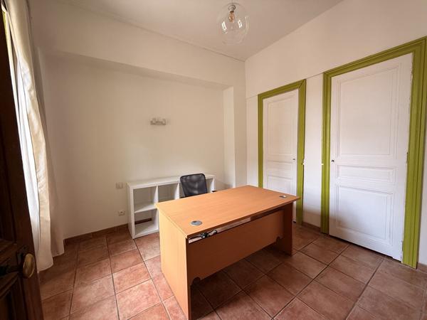 SPACIEUX APPARTEMENT MEUBLE - HYPERCENTRE - 2 chambres - 1 bureau