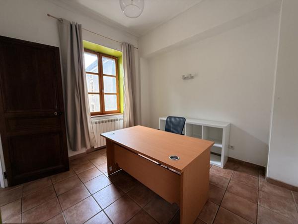 SPACIEUX APPARTEMENT MEUBLE - HYPERCENTRE - 2 chambres - 1 bureau