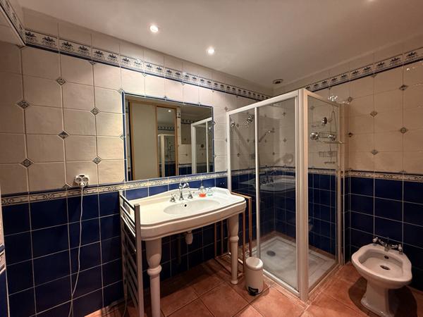 SPACIEUX APPARTEMENT MEUBLE - HYPERCENTRE - 2 chambres - 1 bureau