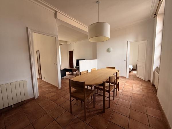 SPACIEUX APPARTEMENT MEUBLE - HYPERCENTRE - 2 chambres - 1 bureau