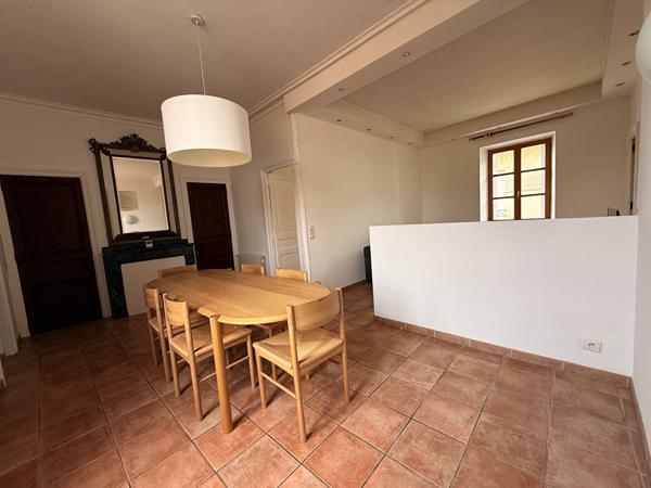 SPACIEUX APPARTEMENT MEUBLE - HYPERCENTRE - 2 chambres - 1 bureau