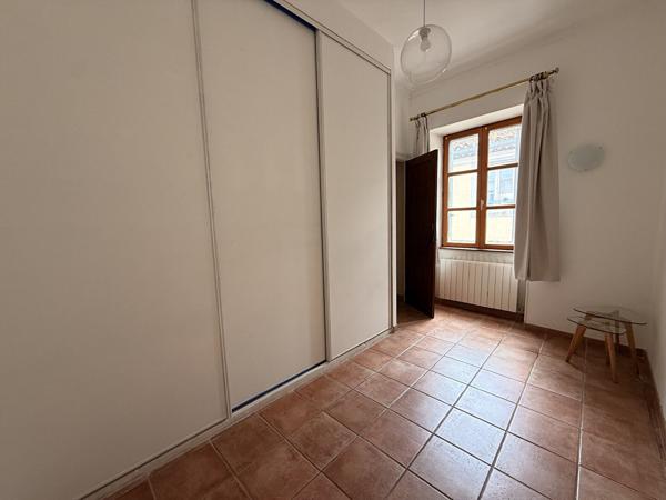 SPACIEUX APPARTEMENT MEUBLE - HYPERCENTRE - 2 chambres - 1 bureau