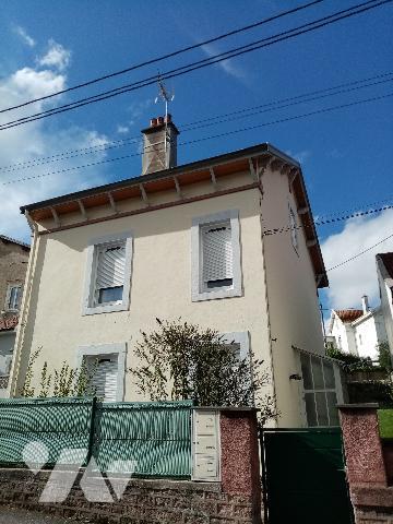 maison de rapport comprenant 3 appartements , un jardin et un garage