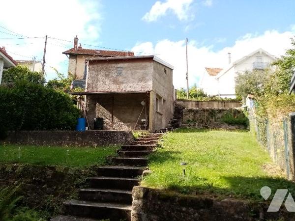 maison de rapport comprenant 3 appartements , un jardin et un garage