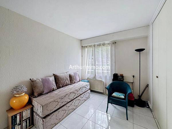 Vente                                                      Appartement
                        
                     3 pièces                      69 m2                     à Créteil