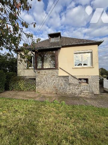 LANDIVY, Petite maison sur un terrain de 447 m² . Au sous-sol : garage, cave, chaufferie (chauf...