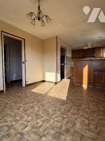 LANDIVY, Petite maison sur un terrain de 447 m² . Au sous-sol : garage, cave, chaufferie (chauf...