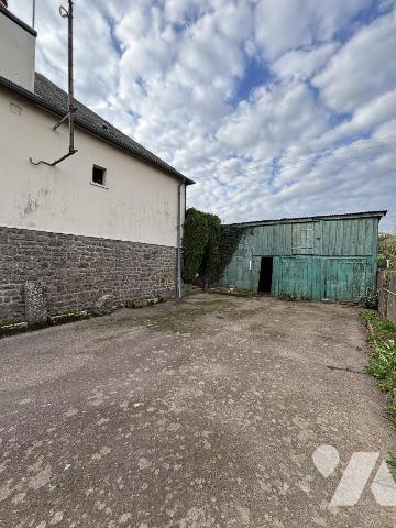 LANDIVY, Petite maison sur un terrain de 447 m² . Au sous-sol : garage, cave, chaufferie (chauf...