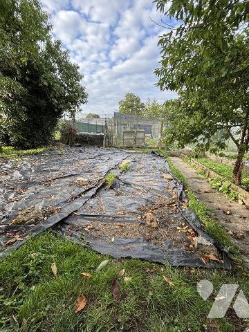 LANDIVY, Petite maison sur un terrain de 447 m² . Au sous-sol : garage, cave, chaufferie (chauf...