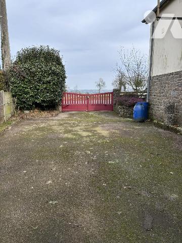 LANDIVY, Petite maison sur un terrain de 447 m² . Au sous-sol : garage, cave, chaufferie (chauf...