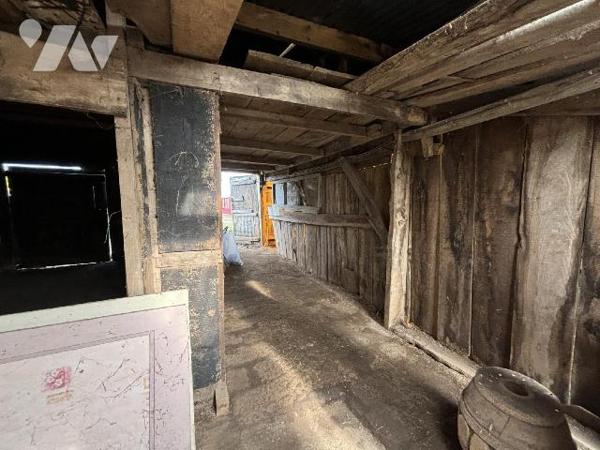 LANDIVY, Petite maison sur un terrain de 447 m² . Au sous-sol : garage, cave, chaufferie (chauf...