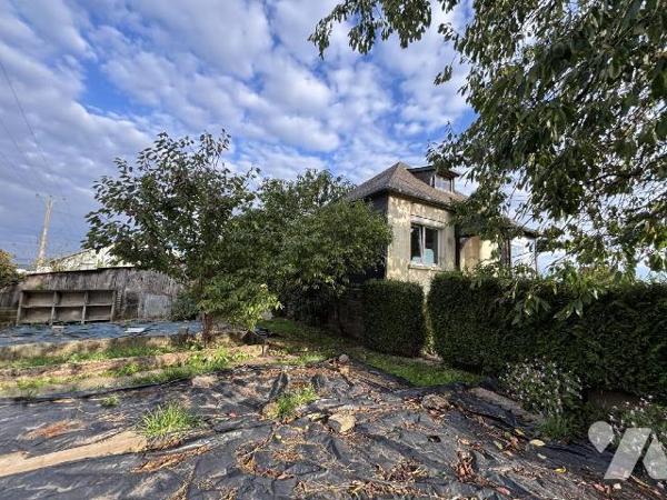 LANDIVY, Petite maison sur un terrain de 447 m² . Au sous-sol : garage, cave, chaufferie (chauf...