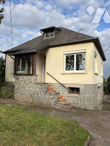 LANDIVY, Petite maison sur un terrain de 447 m² . Au sous-sol : garage, cave, chaufferie (chauf...