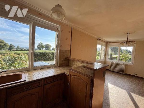 LANDIVY, Petite maison sur un terrain de 447 m² . Au sous-sol : garage, cave, chaufferie (chauf...