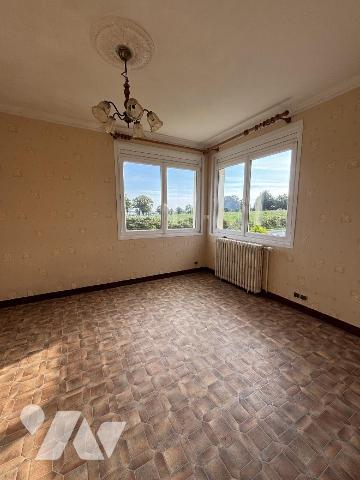 LANDIVY, Petite maison sur un terrain de 447 m² . Au sous-sol : garage, cave, chaufferie (chauf...