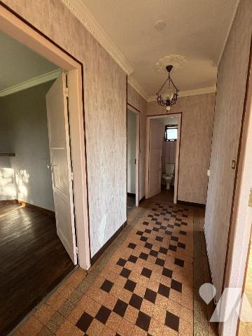 LANDIVY, Petite maison sur un terrain de 447 m² . Au sous-sol : garage, cave, chaufferie (chauf...