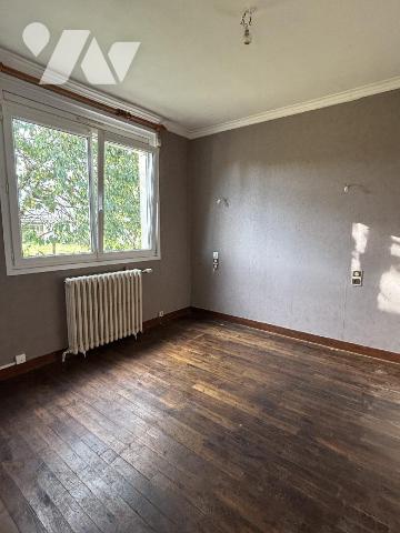 LANDIVY, Petite maison sur un terrain de 447 m² . Au sous-sol : garage, cave, chaufferie (chauf...