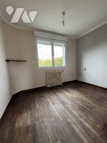 LANDIVY, Petite maison sur un terrain de 447 m² . Au sous-sol : garage, cave, chaufferie (chauf...