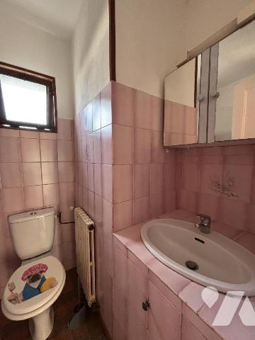 LANDIVY, Petite maison sur un terrain de 447 m² . Au sous-sol : garage, cave, chaufferie (chauf...