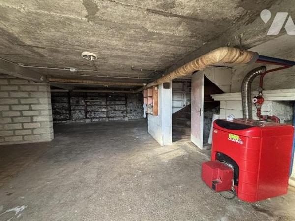 LANDIVY, Petite maison sur un terrain de 447 m² . Au sous-sol : garage, cave, chaufferie (chauf...