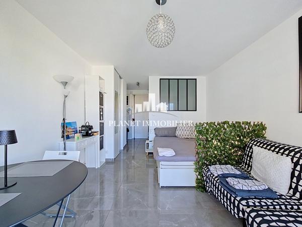 JUAN LES PINS STUDIO ENTIEREMENT RENOVE PROCHE PLAGE