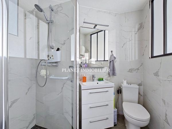 JUAN LES PINS STUDIO ENTIEREMENT RENOVE PROCHE PLAGE