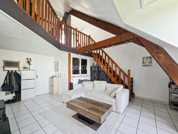 Sur la commune de Crégy-les-Meaux, découvrez ce charmant appartement T2/T3 de 55 m² au sol, situé au troisième et dernier étage sans ascenseur d’une petite copropriété, à seulement 10 minutes à pied de la gare de Meaux.

✨ Vous serez séduit par son grand séjour lumineux, offrant une agréable pièce de vie avec cuisine ouverte entièrement équipée : four, plaques de cuisson et hotte.

🛏️ Côté nuit, l’appartement dispose d’une grande chambre en mezzanine d’environ 14 m², offrant un bel espace et beaucoup de charme.

👶 Une troisième pièce plus petite complète le bien et peut parfaitement être aménagée en bureau ou en chambre d’enfant.

🌆 L’appartement bénéficie d’un caractère atypique et plein de charme, avec notamment une superbe vue dégagée sur la cathédrale de Meaux, sans aucun vis-à-vis.

📍 Gare, commerces et écoles à proximité.

🏢 La copropriété ne fait actuellement l’objet d’aucune procédure en cours.

❤️ Un bien coup de cœur, idéal pour un premier achat, un jeune couple ou un investissement locatif !