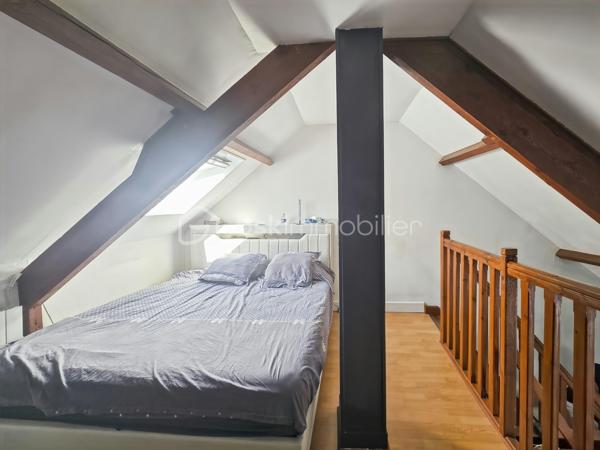 Sur la commune de Crégy-les-Meaux, découvrez ce charmant appartement T2/T3 de 55 m² au sol, situé au troisième et dernier étage sans ascenseur d’une petite copropriété, à seulement 10 minutes à pied de la gare de Meaux.

✨ Vous serez séduit par son grand séjour lumineux, offrant une agréable pièce de vie avec cuisine ouverte entièrement équipée : four, plaques de cuisson et hotte.

🛏️ Côté nuit, l’appartement dispose d’une grande chambre en mezzanine d’environ 14 m², offrant un bel espace et beaucoup de charme.

👶 Une troisième pièce plus petite complète le bien et peut parfaitement être aménagée en bureau ou en chambre d’enfant.

🌆 L’appartement bénéficie d’un caractère atypique et plein de charme, avec notamment une superbe vue dégagée sur la cathédrale de Meaux, sans aucun vis-à-vis.

📍 Gare, commerces et écoles à proximité.

🏢 La copropriété ne fait actuellement l’objet d’aucune procédure en cours.

❤️ Un bien coup de cœur, idéal pour un premier achat, un jeune couple ou un investissement locatif !