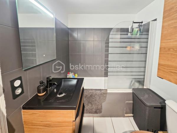 Sur la commune de Crégy-les-Meaux, découvrez ce charmant appartement T2/T3 de 55 m² au sol, situé au troisième et dernier étage sans ascenseur d’une petite copropriété, à seulement 10 minutes à pied de la gare de Meaux.

✨ Vous serez séduit par son grand séjour lumineux, offrant une agréable pièce de vie avec cuisine ouverte entièrement équipée : four, plaques de cuisson et hotte.

🛏️ Côté nuit, l’appartement dispose d’une grande chambre en mezzanine d’environ 14 m², offrant un bel espace et beaucoup de charme.

👶 Une troisième pièce plus petite complète le bien et peut parfaitement être aménagée en bureau ou en chambre d’enfant.

🌆 L’appartement bénéficie d’un caractère atypique et plein de charme, avec notamment une superbe vue dégagée sur la cathédrale de Meaux, sans aucun vis-à-vis.

📍 Gare, commerces et écoles à proximité.

🏢 La copropriété ne fait actuellement l’objet d’aucune procédure en cours.

❤️ Un bien coup de cœur, idéal pour un premier achat, un jeune couple ou un investissement locatif !